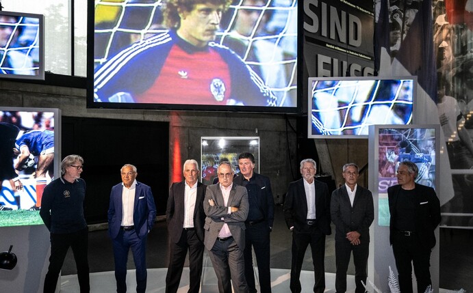Ehemalige Fußball-Nationalspieler bei der Eröffnung der Ausstellung zum 40. Jahrestag der Nacht von Sevilla im Deutschen Fußballmuseum.