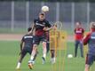 Leverkusens Mitchell Weiser macht im Training einen Kopfball.