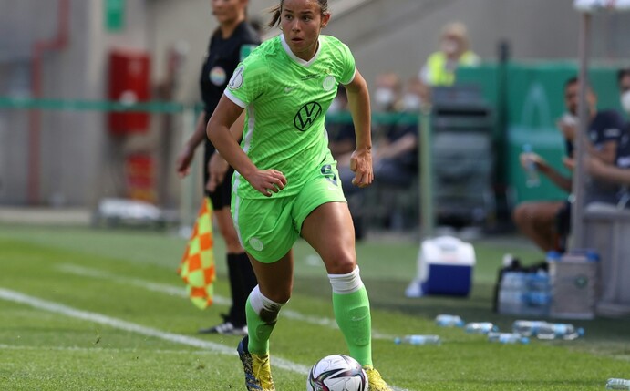 Fußball-Nationalspielerin Lena Oberdorf hat ihren Vertrag beim Double-Sieger VfL Wolfsburg vorzeitig um ein weiteres Ja