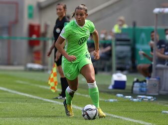 Fußball-Nationalspielerin Lena Oberdorf hat ihren Vertrag beim Double-Sieger VfL Wolfsburg vorzeitig um ein weiteres Ja Fußball-Nationalspielerin Lena Oberdorf hat ihren Vertrag beim Double-Sieger VfL Wolfsburg vorzeitig um ein weiteres Ja