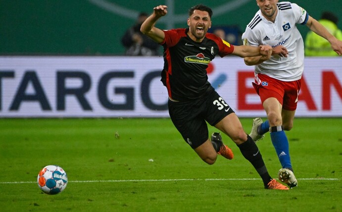 Fußball-Bundesligist SC Freiburg hat den Vertrag mit seinem Leistungsträger Vincenzo Grifo (29) vorzeitig verlängert.