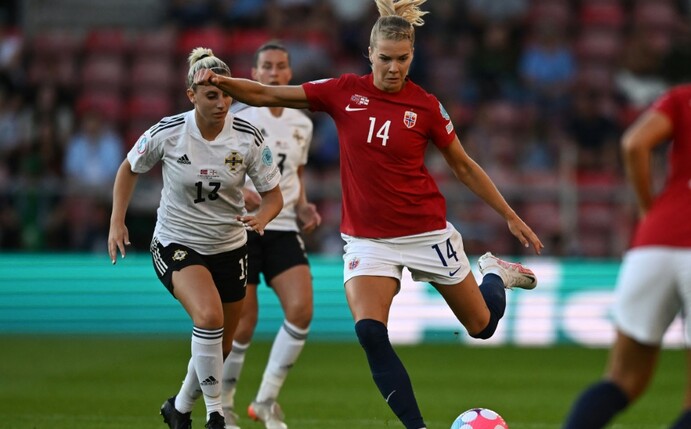 Norwegens Fußball-Star Ada Hegerberg ist mit einem dominanten Auftaktsieg auf die große EM-Bühne zurückgekehrt.