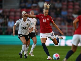 Norwegens Fußball-Star Ada Hegerberg ist mit einem dominanten Auftaktsieg auf die große EM-Bühne zurückgekehrt. Norwegens Fußball-Star Ada Hegerberg ist mit einem dominanten Auftaktsieg auf die große EM-Bühne zurückgekehrt.
