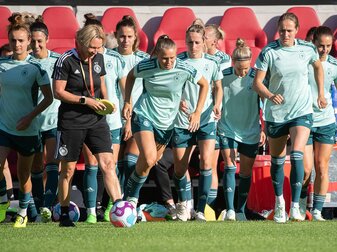 Bundestrainerin Martina Voss-Tecklenburg (2.v.l.) kann aus dem Vollen schöpfen. Bundestrainerin Martina Voss-Tecklenburg (2.v.l.) kann aus dem Vollen schöpfen.
