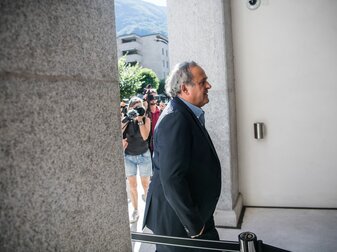 Nach Darstellung der Angeklagten handelte es sich bei der Millionenüberweisung im Jahr 2011 um eine Nachzahlung für Beratertätigkeiten von Platini. Nach Darstellung der Angeklagten handelte es sich bei der Millionenüberweisung im Jahr 2011 um eine Nachzahlung für Beratertätigkeiten von Platini.