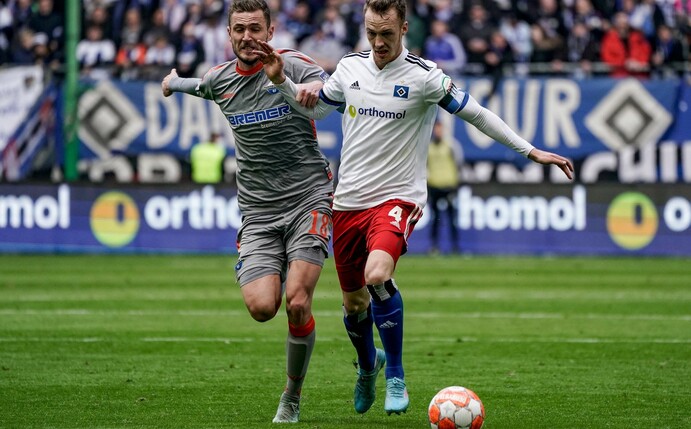 Hamburgs Sebastian Schonlau (r) im Zweikampf mit Paderborns Dennis Srbeny.