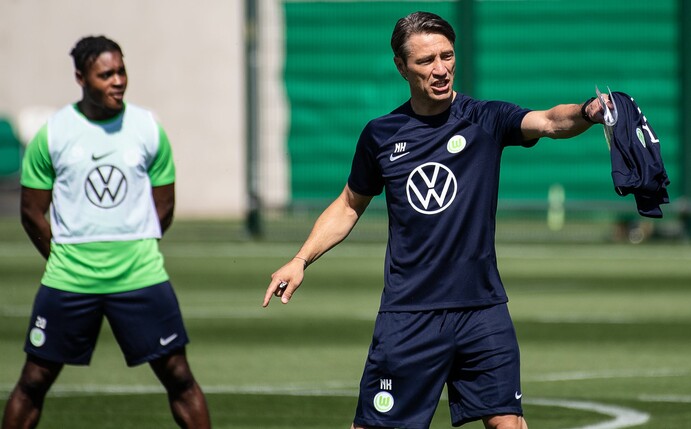 Wolfsburgs neuer Trainer, Niko Kovac (r), gestikuliert während der Trainingseinheit.