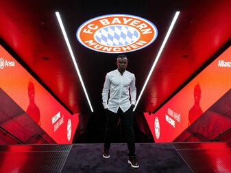 Bayern-Neuzugang Sadio Mané steht nach seiner Vorstellung im Spielertunnel.