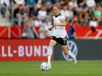 Mit Svenja Huth als Kapitänin starten die deutschen Fußballerinnen in ihre EM-Mission. Mit Svenja Huth als Kapitänin starten die deutschen Fußballerinnen in ihre EM-Mission.