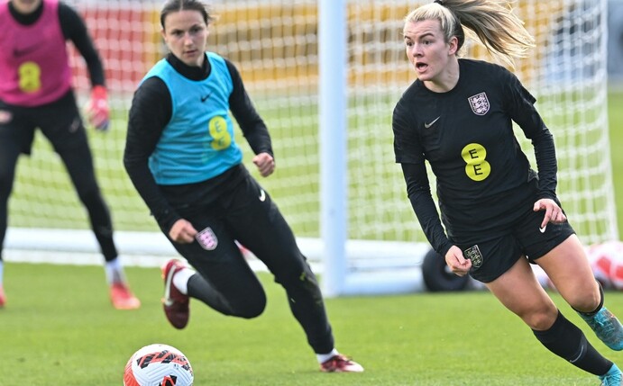 Erster Corona-Fall bei der EM der Fußballerinnen in England: Verteidigerin Lotte Wubben-Moy  ist positiv getestet worde
