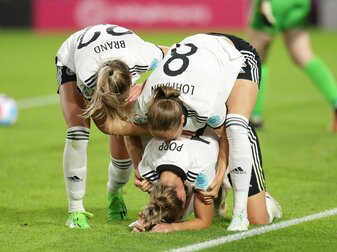 BRENTFORD, ENGLAND - JULY 08: Alexandra Popp of Germany celebrates with teammates after scoring their team's fourth goal during the UEFA Women's Euro 2022 group B match between Germany and Denmark at 
