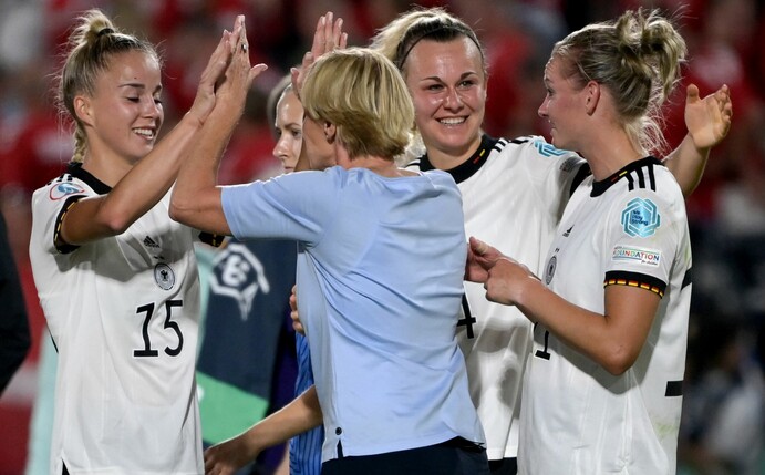 Bundestrainerin Martina Voss-Tecklenburg (2.v.l.) klatscht nach dem 4:0-Sieg mit Deutschlands Giulia Gwinn ab.