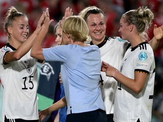 Bundestrainerin Martina Voss-Tecklenburg (2.v.l.) klatscht nach dem 4:0-Sieg mit Deutschlands Giulia Gwinn ab. Bundestrainerin Martina Voss-Tecklenburg (2.v.l.) klatscht nach dem 4:0-Sieg mit Deutschlands Giulia Gwinn ab.