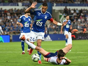 Djiku (l.) wird in der kommenden Saison wohl doch nicht in der Bundesliga kicken. Foto: Sebastien Bozon/AFP via Getty Images Djiku (l.) wird in der kommenden Saison wohl doch nicht in der Bundesliga kicken. Foto: Sebastien Bozon/AFP via Getty Images