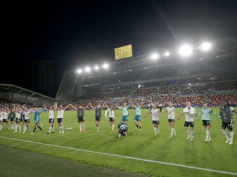 Deutschlands Spielerinnen jubeln nach dem 4:0-Auftaktsieg gegen Dänemark. Deutschlands Spielerinnen jubeln nach dem 4:0-Auftaktsieg gegen Dänemark.