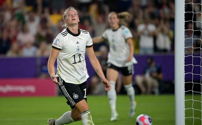 Deutschlands Alexandra Popp bejubelt ihr Tor zum 4:0 im EM-Auftakt gegen Dänemark.