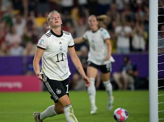 Deutschlands Alexandra Popp bejubelt ihr Tor zum 4:0 im EM-Auftakt gegen Dänemark. Deutschlands Alexandra Popp bejubelt ihr Tor zum 4:0 im EM-Auftakt gegen Dänemark.