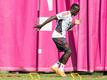 Bayern-Neuzugang Sadio Mané durchläuft im Training eine Koordinationsleiter.