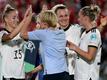 Bundestrainerin Martina Voss-Tecklenburg (2.v.l.) klatscht nach dem 4:0-Sieg mit Deutschlands Giulia Gwinn ab.