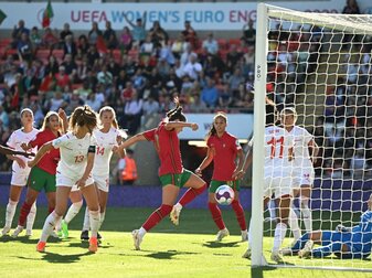 Die Fußballerinnen der Schweiz haben trotz eines frühen Doppelschlags einen erfolgreichen Start in die EM in England v Die Fußballerinnen der Schweiz haben trotz eines frühen Doppelschlags einen erfolgreichen Start in die EM in England v