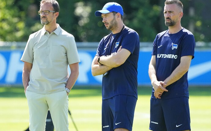 Herthas Trainer Sandro Schwarz (M) war zuvor Chefcoach von Dynamo Moskau.