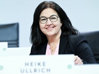 Heike Ullrich, DFB-Generalsekretärin, sitzt während eines DFB-Bundestages auf dem Podium. Heike Ullrich, DFB-Generalsekretärin, sitzt während eines DFB-Bundestages auf dem Podium.