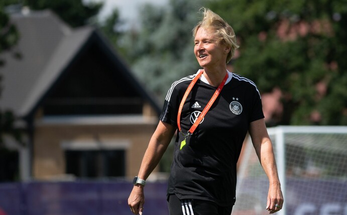 Bundestrainerin Martina Voss-Tecklenburg steht während einer Trainingseinheit auf dem Platz.