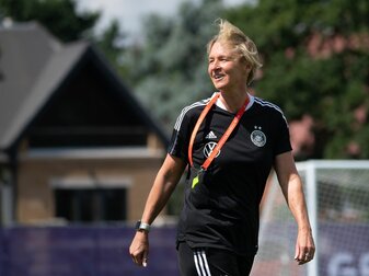 Bundestrainerin Martina Voss-Tecklenburg steht während einer Trainingseinheit auf dem Platz. Bundestrainerin Martina Voss-Tecklenburg steht während einer Trainingseinheit auf dem Platz.
