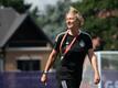 Bundestrainerin Martina Voss-Tecklenburg steht während einer Trainingseinheit auf dem Platz.