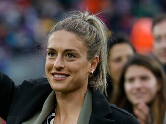 Weltfußballerin Alexia Putellas hat sich kurz vor EM-Beginn beim Training einen Kreuzbandriss zugezogen. Weltfußballerin Alexia Putellas hat sich kurz vor EM-Beginn beim Training einen Kreuzbandriss zugezogen.