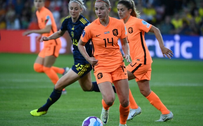 Bei der Fußball-EM der Frauen in England sind weitere Coronafälle bekannt geworden.