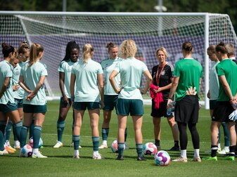 Die Spielerinnen, die beim Spiel gegen Dänemark nicht in der Startelf waren, stehen rund um Bundestrainerin Martina Voss-Tecklenburg (4.v.r.). Die Spielerinnen, die beim Spiel gegen Dänemark nicht in der Startelf waren, stehen rund um Bundestrainerin Martina Voss-Tecklenburg (4.v.r.).