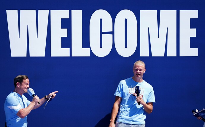 Erling Haaland (r) wurde offiziell bei Manchester City vorgestellt.