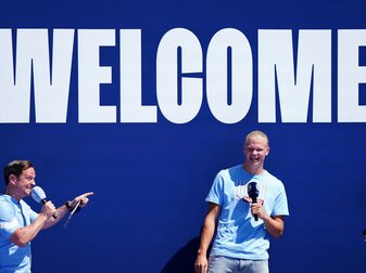 Erling Haaland (r) wurde offiziell bei Manchester City vorgestellt. Erling Haaland (r) wurde offiziell bei Manchester City vorgestellt.