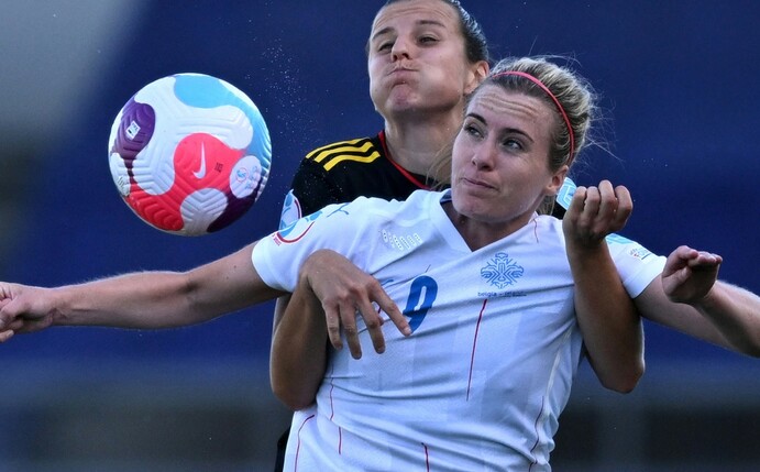 Mit drei Bundesligaprofis in der Startelf sind Islands Fußballerinnen mit einem Unentschieden in die EM in England gest