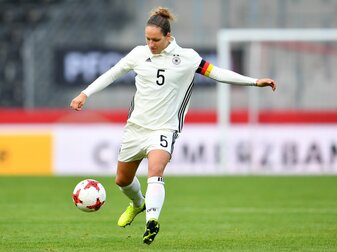 Die frühere Weltmeisterin Babett Peter bestritt insgesamt 118 Spiele für die DFB-Frauen. Die frühere Weltmeisterin Babett Peter bestritt insgesamt 118 Spiele für die DFB-Frauen.