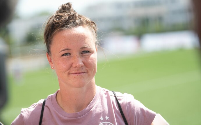 «Wir gehen mit großem Willen in das nächste Spiel», sagt Abwehrchefin Marina Hegering vor der Partie gegen Spanien.