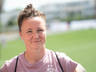 «Wir gehen mit großem Willen in das nächste Spiel», sagt Abwehrchefin Marina Hegering vor der Partie gegen Spanien. «Wir gehen mit großem Willen in das nächste Spiel», sagt Abwehrchefin Marina Hegering vor der Partie gegen Spanien.