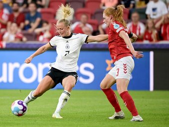 Muss sich vorerst isolieren: Lea Schüller (l) wurde positiv auf Covid-19 getestet. Muss sich vorerst isolieren: Lea Schüller (l) wurde positiv auf Covid-19 getestet.