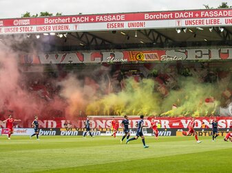 Für die bengalischen Feuer muss Union Berlin eine Strafe zahlen. Für die bengalischen Feuer muss Union Berlin eine Strafe zahlen.