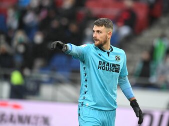 Hannovers Torwart Martin Hansen erwägt juristische Schritte gegen seinen Club. Hannovers Torwart Martin Hansen erwägt juristische Schritte gegen seinen Club.