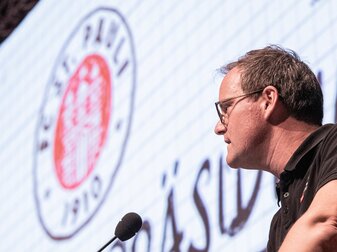 Steht seit 2014 an der Spitze des Fußball-Zweitligisten FC St. Pauli: Oke Göttlich. Steht seit 2014 an der Spitze des Fußball-Zweitligisten FC St. Pauli: Oke Göttlich.