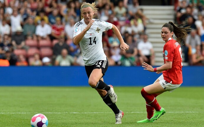 Österreichs Fußballerinnen haben bei der EM in England ihren ersten Sieg gefeiert und dürfen auf den Einzug in die n