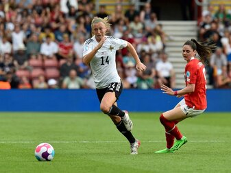 Österreichs Fußballerinnen haben bei der EM in England ihren ersten Sieg gefeiert und dürfen auf den Einzug in die n Österreichs Fußballerinnen haben bei der EM in England ihren ersten Sieg gefeiert und dürfen auf den Einzug in die n