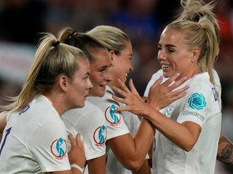 Die englischen Spielerinnen feiern das 8:0 gegen Norwegen. Die englischen Spielerinnen feiern das 8:0 gegen Norwegen.