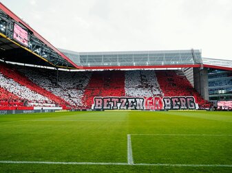 Mit dem Spiel des 1. FC Kaiserslautern gegen Hannover 96 startet am 15. Juli auf dem Betzenberg die Saison der 2. Bundesliga. Mit dem Spiel des 1. FC Kaiserslautern gegen Hannover 96 startet am 15. Juli auf dem Betzenberg die Saison der 2. Bundesliga.