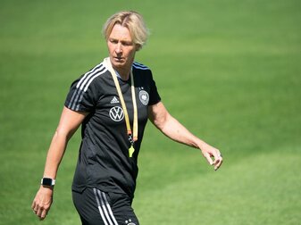 Kritisiert, dass bei Corona-Ausfällen Nachnominierungen nicht möglich sind: Bundestrainerin Martina Voss-Tecklenburg. Kritisiert, dass bei Corona-Ausfällen Nachnominierungen nicht möglich sind: Bundestrainerin Martina Voss-Tecklenburg.