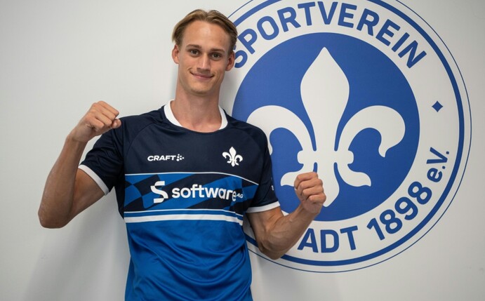 Fußball-Zweitligist Darmstadt 98 hat sich die Dienste des schwedischen Mittelstürmers Oscar Vilhelmsson gesichert.