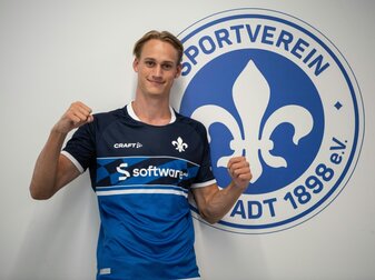 Fußball-Zweitligist Darmstadt 98 hat sich die Dienste des schwedischen Mittelstürmers Oscar Vilhelmsson gesichert. Fußball-Zweitligist Darmstadt 98 hat sich die Dienste des schwedischen Mittelstürmers Oscar Vilhelmsson gesichert.