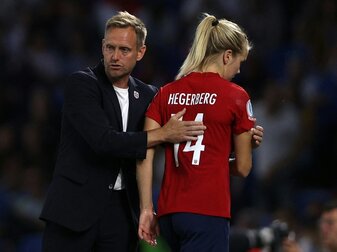 Martin Sjögren verschwendet trotz des 0:8 bei der Fußball-EM gegen England "überhaupt keinen Gedanken" an einen Rück Martin Sjögren verschwendet trotz des 0:8 bei der Fußball-EM gegen England "überhaupt keinen Gedanken" an einen Rück